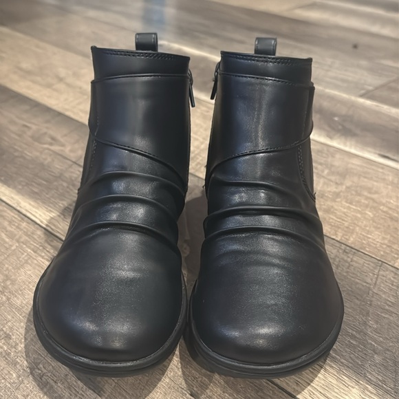 Authentic Clarks black ankle boots sz woman's 7 Wide - Picture 2 of 11